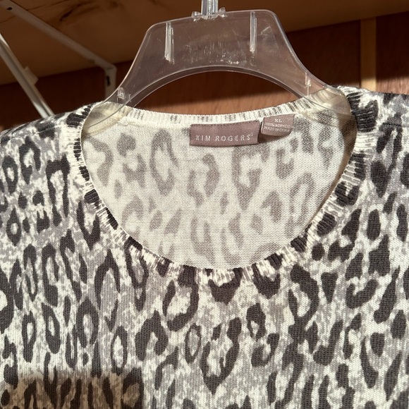 Kim Rogers leopard print gray and white sweater top. Size XL - Picture 2 of 4